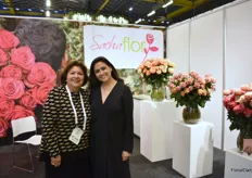 Mother and daughter Fanny Enriquez and Sofia Peñaherrera of Sachaflor. This Ecuadorian grower starts spray rose production and right now, the first flowers are being harvested.
